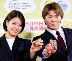 パリ五輪・パラリンピック公式記念コインを手にする阿部一二三選手（右）と詩選手＝１４日午後、東京都港区、フランス大使公邸