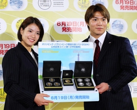 パリ五輪・パラリンピック公式記念コインを手にする阿部一二三選手（右）と詩選手＝１４日午後、東京都港区、フランス大使公邸