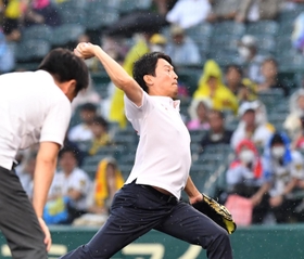 ファーストピッチセレモニーを行う大阪府の吉村洋文知事（手前）と兵庫県の斎藤元彦知事＝１４日午後、西宮市の甲子園球場（撮影・中田匡峻）