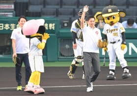 ファーストピッチセレモニーに登場する兵庫県の齋藤元彦知事（左）と大阪府の吉村洋文知事＝１４日午後、西宮市の甲子園球場（撮影・高部洋祐）