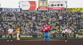 ファーストピッチセレモニーを行う兵庫県の斎藤元彦知事（右）と大阪府の吉村洋文知事（左）＝１４日午後、西宮市の甲子園球場（撮影・北村雅宏）