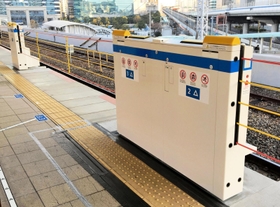 ＪＲ西日本が兵庫県内で整備を進める昇降式のホーム柵＝神戸市中央区、神戸駅５番ホーム（同社提供）