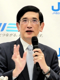 駅のバリアフリー設備の整備計画を発表するＪＲ西日本の長谷川一明社長＝１４日午後、大阪市北区