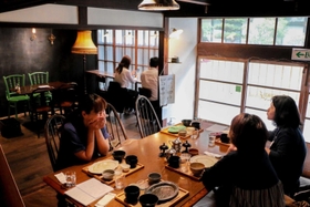 橋本正人さん、愛さん夫妻が経営するカフェ「暖木（のんき）」の店内＝赤穂市坂越