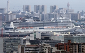 神戸のビル群に溶け込む「ＭＳＣベリッシマ」＝１３日、神戸市灘区の灘丸山公園から
