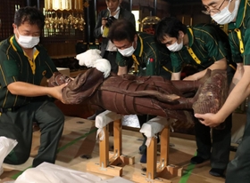 四天王像の一つ、多聞天の木像を運びだす美術品輸送業者＝１５日午後、姫路市書写の書写山円教寺（撮影・辰巳直之）