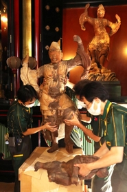 四天王像の一つ、増長天の木像を運びだす美術品輸送業者＝１５日午後、姫路市書写の書写山円教寺（撮影・辰巳直之）