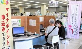 明石市のマイナンバーカード支援窓口。全国的なトラブルが表面化して以降、訪れる人は想定より少ないという＝１６日午後、明石市役所
