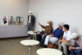互評会では自由に意見を言い合う＝さんだ市民センター