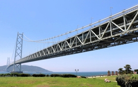 ２０２２年度の交通量が過去最多を更新した明石海峡大橋＝神戸市垂水区