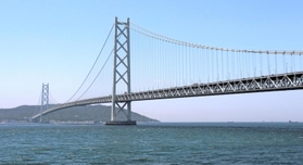２０２２年度の交通量が過去最多を更新した明石海峡大橋＝神戸市垂水区