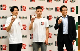 記者会見に臨んだ（左から）大武優斗さんと宮階宣全さん、応援に駆け付けた古田敦也さん＝東京都江東区、武蔵野大有明キャンパス