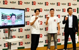 記者会見に臨んだ（左から）大武優斗さんと宮階宣全さん、応援に駆け付けた古田敦也さん＝東京都江東区、武蔵野大有明キャンパス
