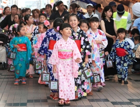 前回４年前の「姫路ゆかたまつり」でパレードする子どもたち＝姫路市西二階町