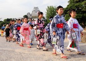 「姫路ゆかたまつり」でパレードする子どもたち（資料写真）＝姫路市本町