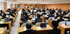 新たな議場として５月の臨時会から利用されている兵庫県庁３号館の大会議室＝神戸市中央区下山手通５