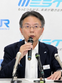 山陽新幹線に太陽光由来電力の導入計画を発表するＪＲ西日本の久保田修司イノベーション本部長＝１９日午後、大阪市北区の同社本社