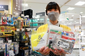 防災ポーチの商品が並ぶ売り場＝神戸市中央区小野柄通８、神戸ロフト