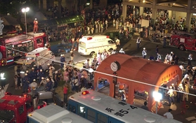 現場付近に集結した救急車や消防車＝２００１年７月２１日夜、朝霧駅前