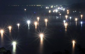 夜の日本海に輝くいさり火＝兵庫県香美町香住区余部（６５秒露光、撮影・丸山桃奈）