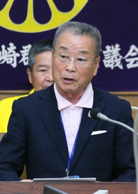 町議会本会議で退任を表明する岩見武三町長＝兵庫県市川町議会議場
