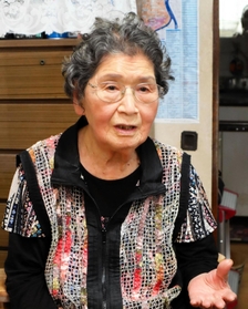 「沖縄戦の悲劇は二度と繰り返さないで」。戦後７８年の歩みを語る淀川トシ子さん＝尼崎市長洲中通３