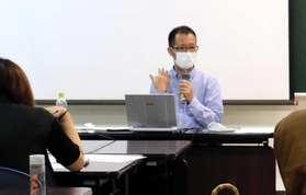 「自分にはどんなノロイがかかっていますか？」と問いかける赤木和重准教授＝西宮市西福町、若竹生活文化会館