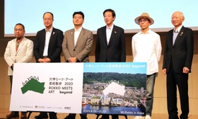出展作家の椿昇さん（右から２人目）や久元喜造神戸市長（同３人目）らが出席した会見＝大阪市内