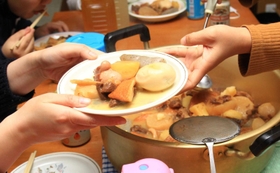 きょうだいの家。この日のご飯はおでん。わいわいしながら食べると、おいしいね＝神戸市長田区明泉寺町１