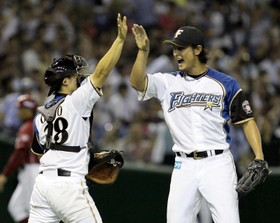 「平成の名勝負」で勝利した日本ハム（当時）のダルビッシュ有投手（右）＝２０１１年７月２０日、東京ドーム