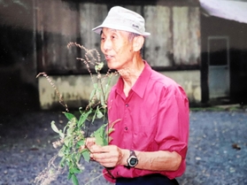 「西播磨のファーブル」として親しまれた内海功一さん（２０００年９月、内海明子さん提供）