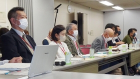国や加害企業との協議に臨むカネミ油症被害者団体の代表ら＝２４日午前、福岡市内