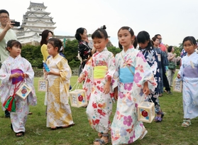 姫路城三の丸広場を出発する子どもゆかたパレードの参加者＝２４日午後、姫路市本町（撮影・辰巳直之）