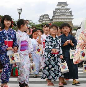 浴衣姿でそぞろ歩きを楽しむ子どもたち＝２４日夕、姫路市本町（撮影・辰巳直之）