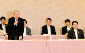 「関西３空港懇談会」の冒頭であいさつする座長の松本正義・関西経済連合会会長（前列左）。前列右は山谷佳之・関西エアポート社長＝25日午後、大阪市北区中之島６