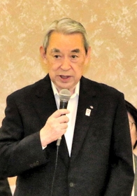 「関西３空港懇談会」の冒頭であいさつする座長の松本正義・関西経済連合会会長＝25日午後、大阪市北区中之島６