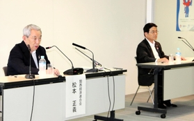 関西３空港懇談会の内容を会見で説明する座長の松本正義・関西経済連合会会長（左）と山谷佳之・関西エアポート社長＝25日午後、大阪市北区中之島６