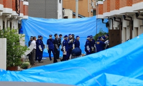 遺体で見つかった穂坂修ちゃんの自宅を調べる捜査員ら＝神戸市西区玉津町居住