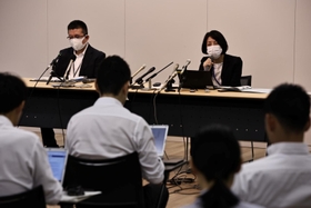 会見で穂坂修ちゃんと家族への対応を説明する神戸市こども家庭局の担当者＝神戸市役所