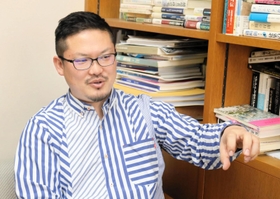復興建築の再調査にあたる関西学院大学の石榑督和准教授