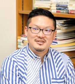 復興建築の再調査にあたる関西学院大学の石榑督和准教授