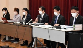 調査報告書を解説する第三者委員会の藤原正廣委員長（右から３人目）＝２０２２年５月２日午前、神戸市中央区橘通１、兵庫県弁護士会館