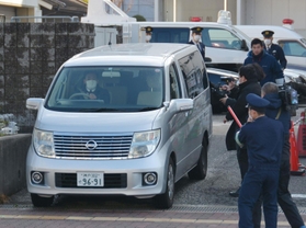 送検するため看護助手を乗せて出発する警察車両＝２０２０年３月５日午前９時７分、神戸市西区糀台５、神戸西署