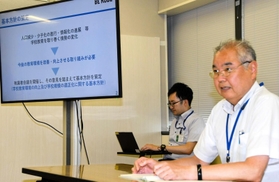 学校規模適正化などの基本方針について説明する、市教委の高田純事務局長兼教育次長＝神戸市中央区加納町６、神戸市役所