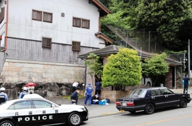 ガソリンのような液体がまかれた井上邦雄組長宅を調べる捜査員＝２９日午後、神戸市北区鈴蘭台東町