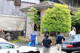 ガソリンのような液体がまかれた井上邦雄組長宅を調べる捜査員＝２９日午後、神戸市北区鈴蘭台東町