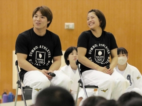 地元兵庫で開いた柔道教室で笑顔の阿部一二三（左）と詩。「２人で五輪連覇」を誓う＝10日、姫路市の兵庫県立武道館