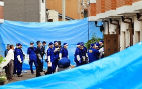 亡くなった男児が住んでいた自宅を調べる捜査員ら＝２３日午前１０時４３分、神戸市西区玉津町居住
