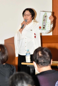 犯罪被害者遺族の苦しみを語る高松由美子さん＝宍粟防災センター