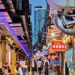 軒先にネオン風照明を配した神戸三宮阪急ビル南側の店舗（左）。昭和風情を残すＪＲ高架下と対比させ、路地裏街路をつくり出している＝神戸市中央区（阪急阪神不動産提供）